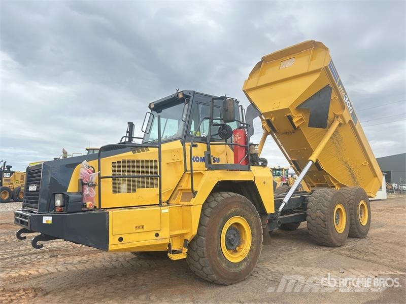 Komatsu HM300-2 Articulated Dump Truck アーティキュレート式ダンプトラック