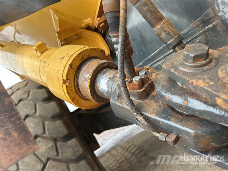 Komatsu HM300-2 Articulated Dump Truck アーティキュレート式ダンプトラック