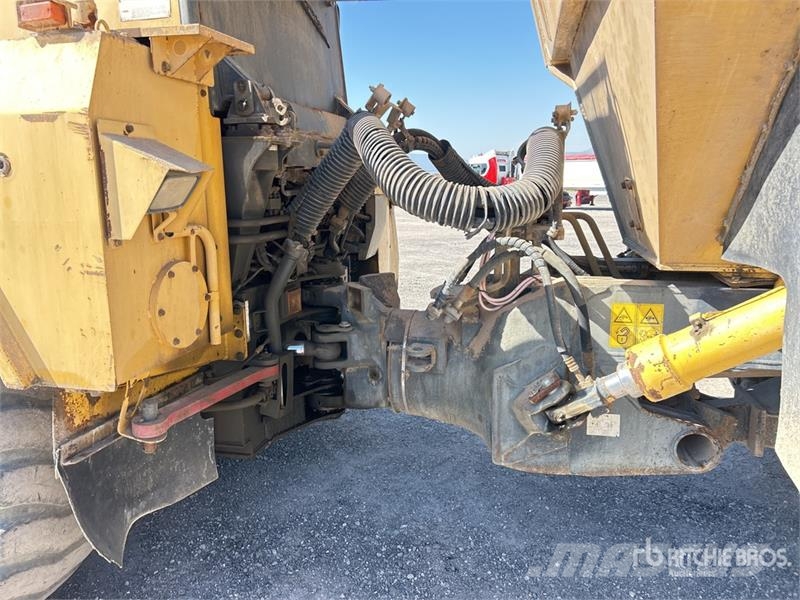 Komatsu HM300-2 Articulated Dump Truck ساحبات مفصلية