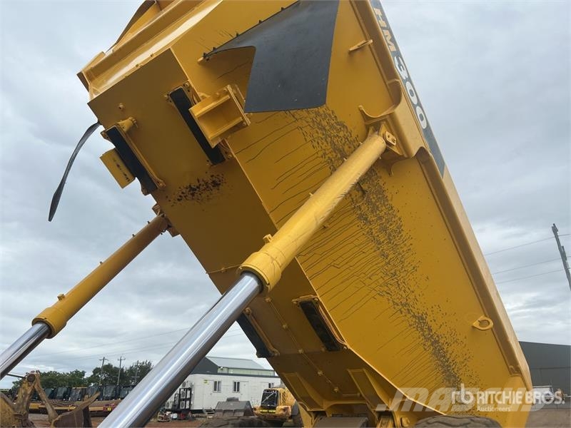 Komatsu HM300-2 Articulated Dump Truck アーティキュレート式ダンプトラック