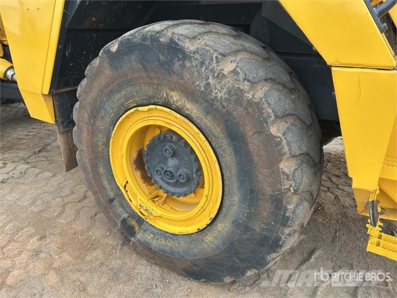 Komatsu HM300-2 Articulated Dump Truck アーティキュレート式ダンプトラック