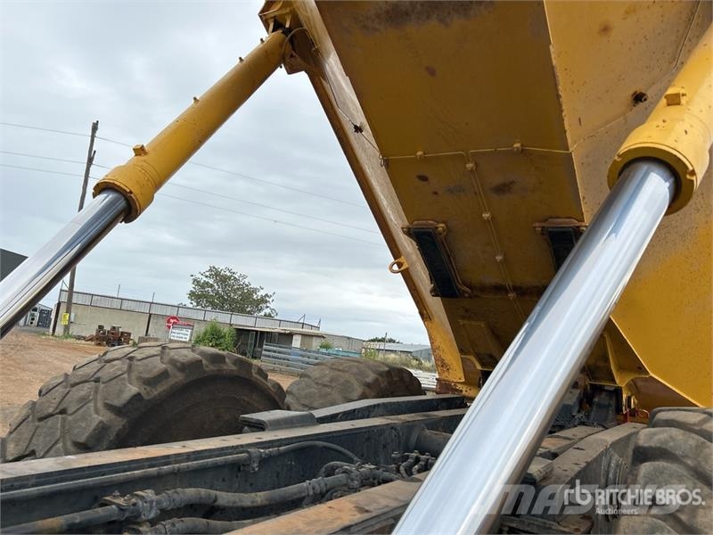 Komatsu HM300-2 Articulated Dump Truck アーティキュレート式ダンプトラック