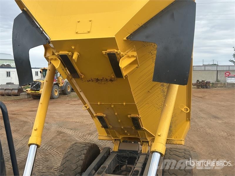 Komatsu HM300-2 Articulated Dump Truck アーティキュレート式ダンプトラック