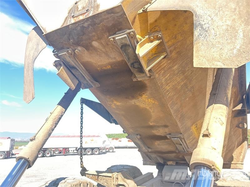 Komatsu HM300-2 Articulated Dump Truck ساحبات مفصلية