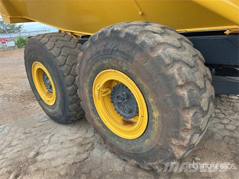 Komatsu HM300-2 Articulated Dump Truck アーティキュレート式ダンプトラック