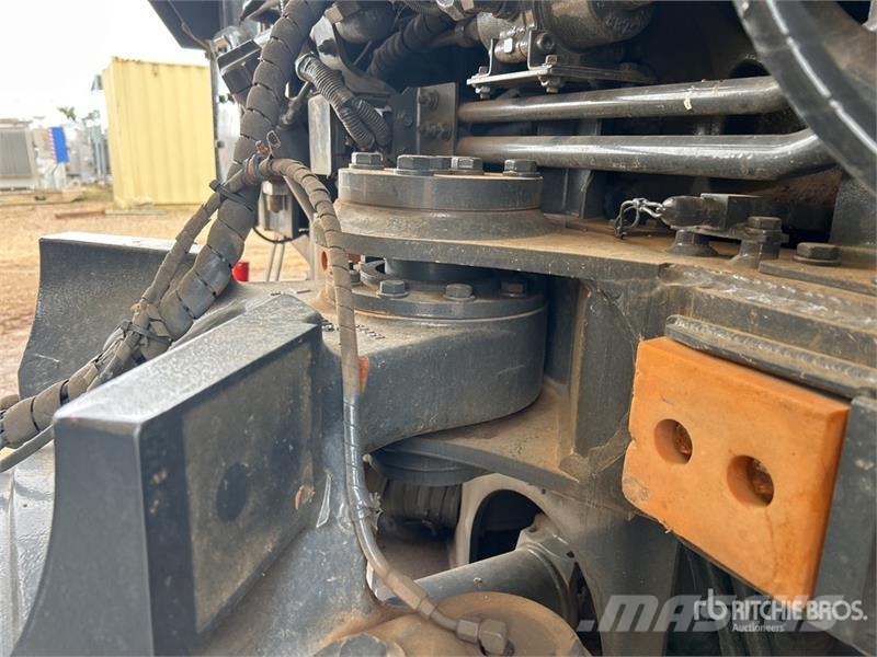 Komatsu HM300-2 Articulated Dump Truck アーティキュレート式ダンプトラック