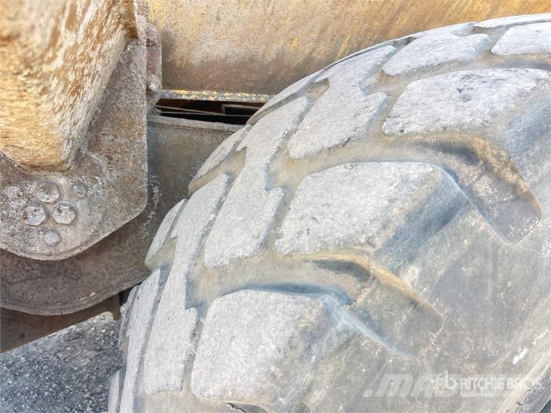 Komatsu HM300-2 Articulated Dump Truck ساحبات مفصلية
