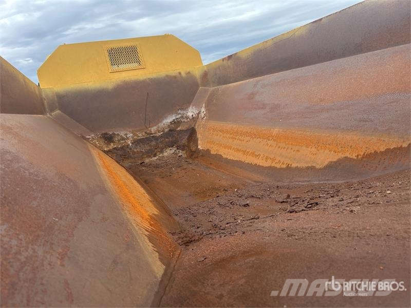 Komatsu HM300-2 Articulated Dump Truck アーティキュレート式ダンプトラック