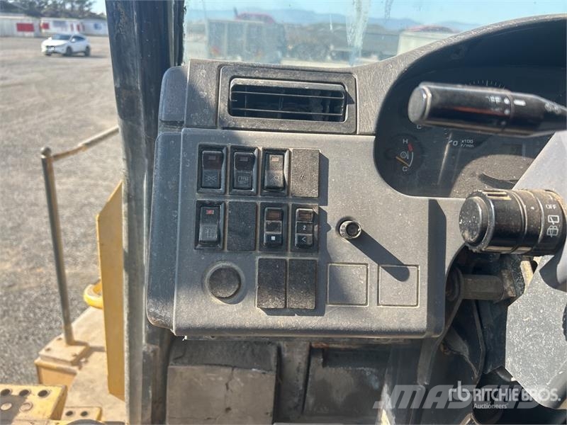 Komatsu HM300-2 Articulated Dump Truck ساحبات مفصلية