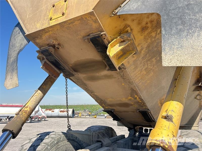 Komatsu HM300-2 Articulated Dump Truck ساحبات مفصلية