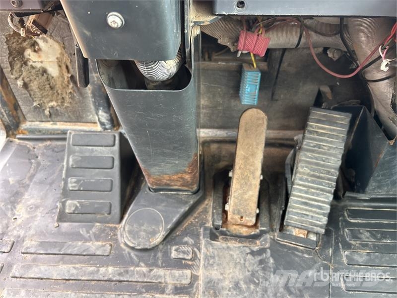 Komatsu HM300-2 Articulated Dump Truck アーティキュレート式ダンプトラック