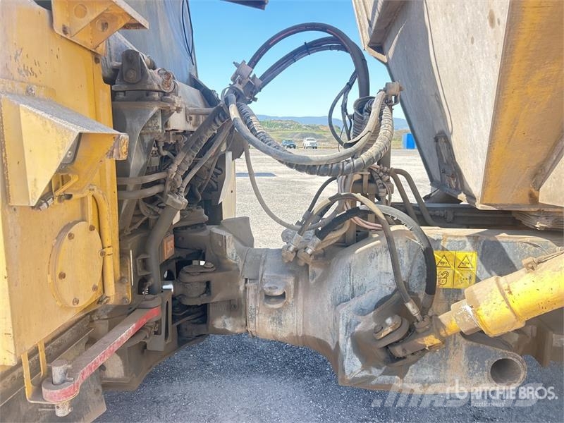 Komatsu HM300-2 Articulated Dump Truck ساحبات مفصلية