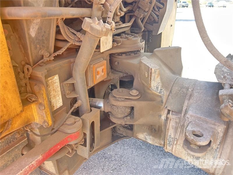 Komatsu HM300-2 Articulated Dump Truck ساحبات مفصلية