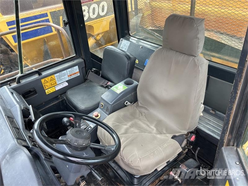 Komatsu HM300-2 Articulated Dump Truck アーティキュレート式ダンプトラック