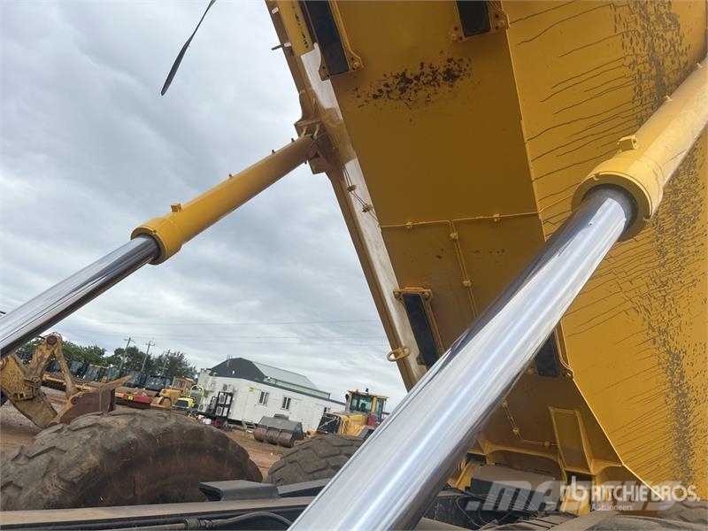 Komatsu HM300-2 Articulated Dump Truck アーティキュレート式ダンプトラック