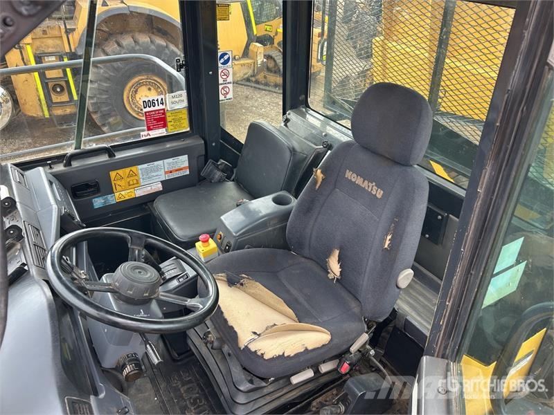 Komatsu HM300-2 Articulated Dump Truck アーティキュレート式ダンプトラック