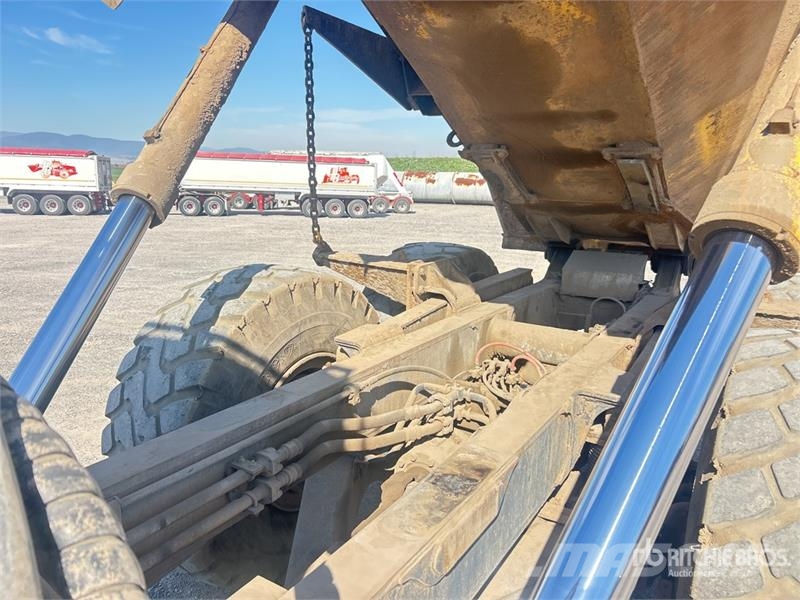 Komatsu HM300-2 Articulated Dump Truck ساحبات مفصلية