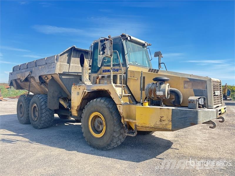 Komatsu HM300-2 Articulated Dump Truck ساحبات مفصلية