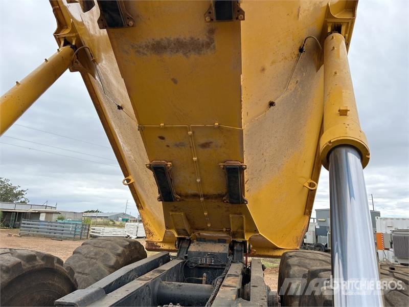 Komatsu HM300-2 Articulated Dump Truck アーティキュレート式ダンプトラック