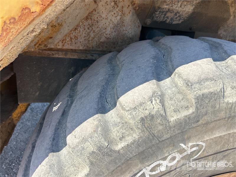 Komatsu HM300-2 Articulated Dump Truck ساحبات مفصلية