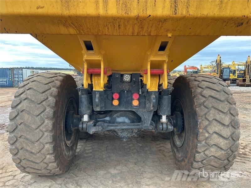 Komatsu HM300-2 Articulated Dump Truck アーティキュレート式ダンプトラック