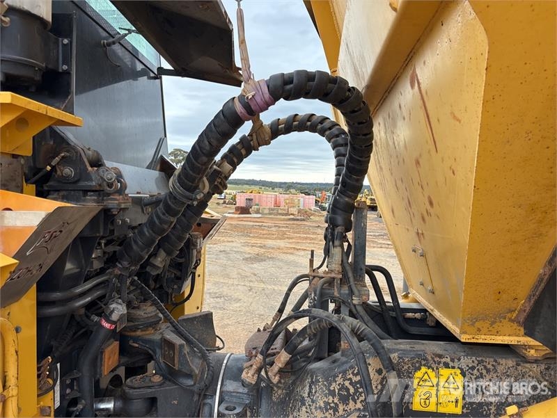 Komatsu HM300-2 Articulated Dump Truck Csuklósdömperek