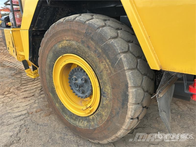 Komatsu HM300-2 Articulated Dump Truck アーティキュレート式ダンプトラック