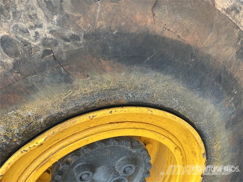 Komatsu HM300-2 Articulated Dump Truck アーティキュレート式ダンプトラック