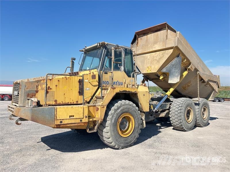 Komatsu HM300-2 Articulated Dump Truck ساحبات مفصلية