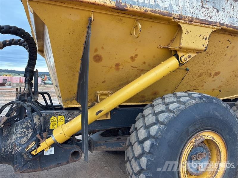 Komatsu HM300-2 Articulated Dump Truck Csuklósdömperek