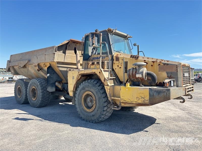 Komatsu HM300-2 Articulated Dump Truck ساحبات مفصلية