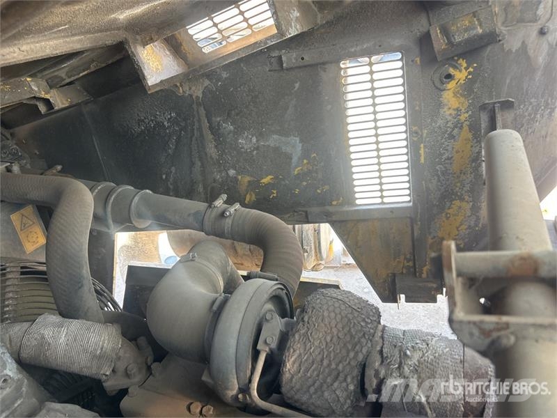 Komatsu HM300-2 Articulated Dump Truck ساحبات مفصلية
