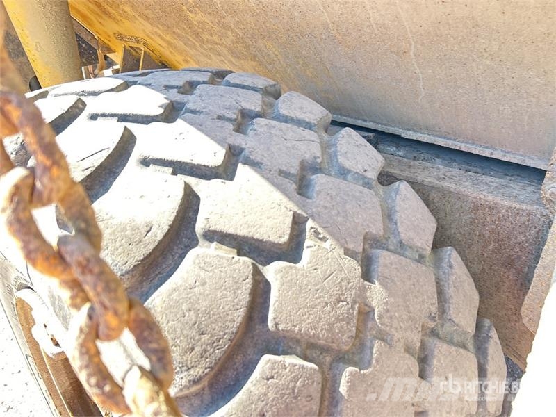 Komatsu HM300-2 Articulated Dump Truck ساحبات مفصلية