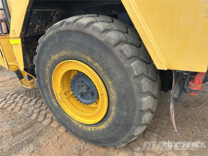 Komatsu HM300-2 Articulated Dump Truck アーティキュレート式ダンプトラック