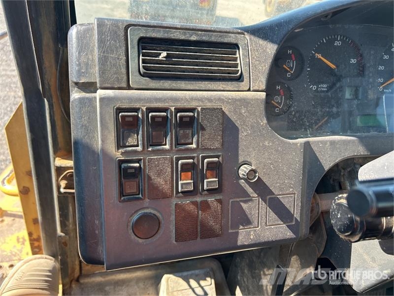 Komatsu HM300-2 Articulated Dump Truck ساحبات مفصلية