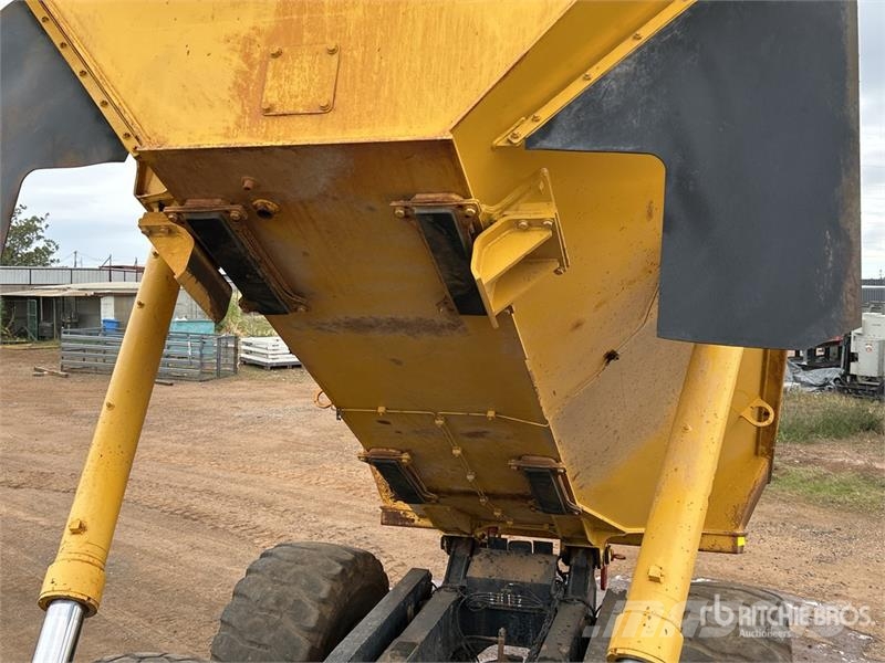 Komatsu HM300-2 Articulated Dump Truck アーティキュレート式ダンプトラック