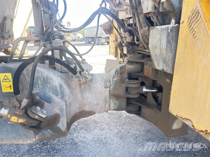 Komatsu HM300-2 Articulated Dump Truck ساحبات مفصلية