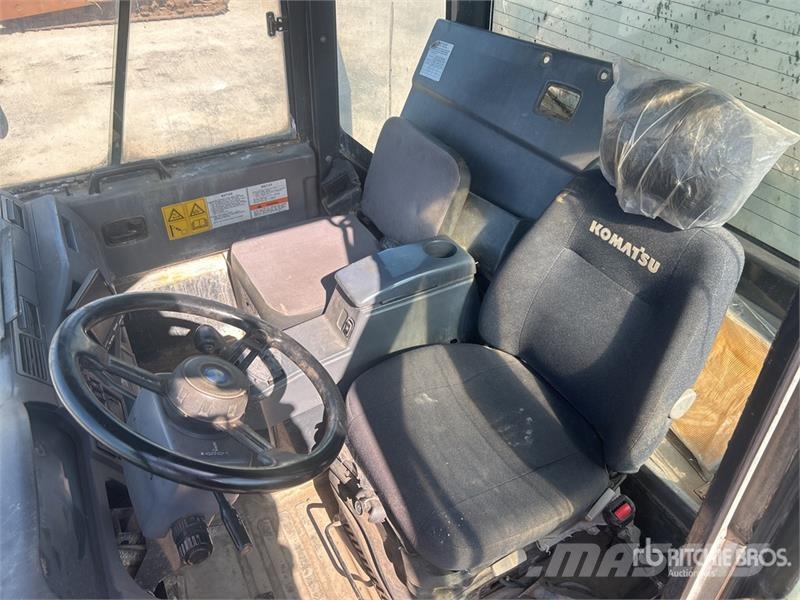 Komatsu HM300-2 Articulated Dump Truck ساحبات مفصلية
