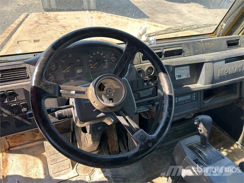 Komatsu HM300-2 Articulated Dump Truck ساحبات مفصلية