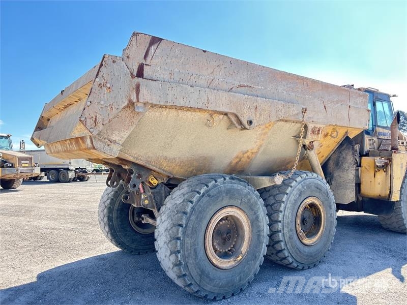 Komatsu HM300-2 Articulated Dump Truck ساحبات مفصلية