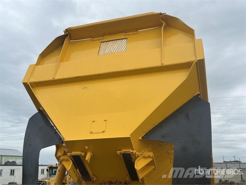 Komatsu HM300-2 Articulated Dump Truck アーティキュレート式ダンプトラック