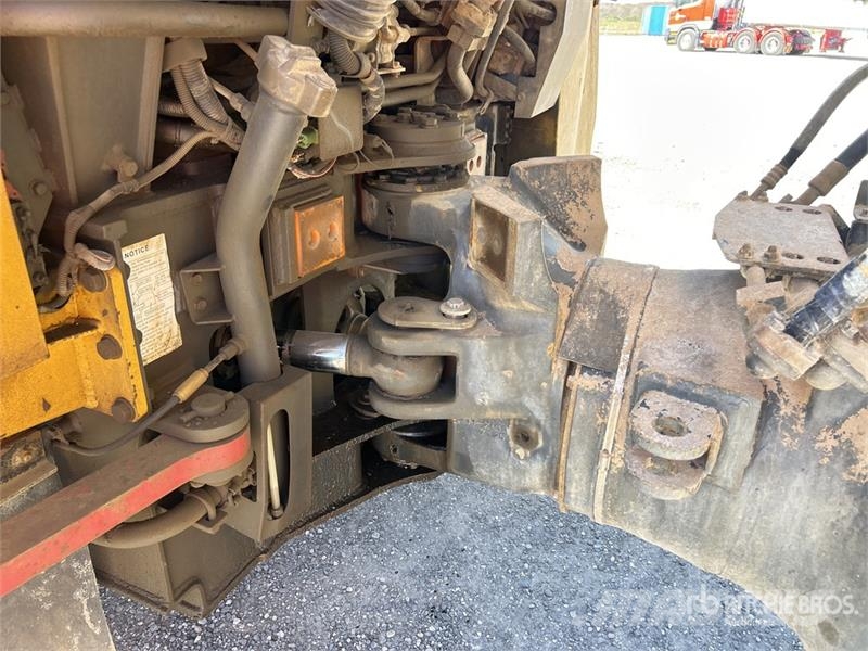Komatsu HM300-2 Articulated Dump Truck ساحبات مفصلية