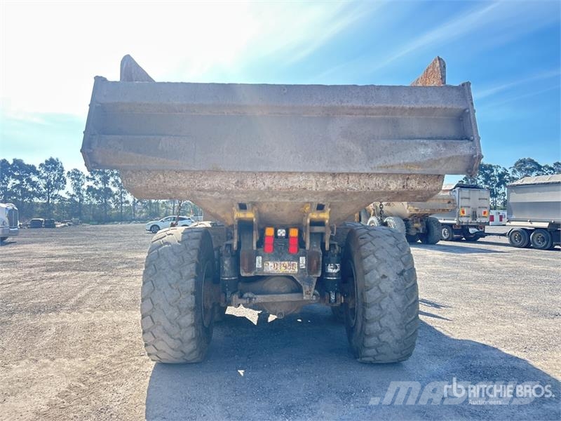 Komatsu HM300-2 Articulated Dump Truck ساحبات مفصلية