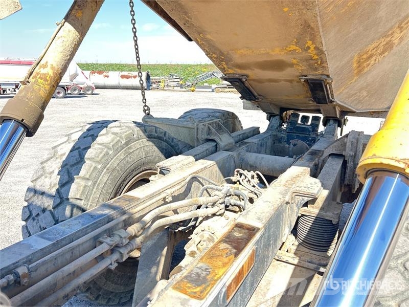 Komatsu HM300-2 Articulated Dump Truck ساحبات مفصلية
