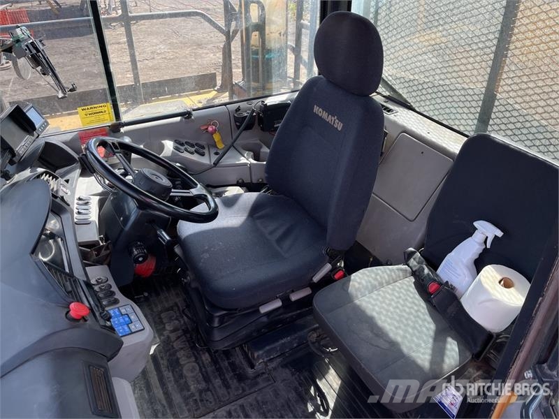 Komatsu HM400-3M0 Csuklósdömperek