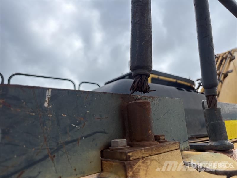 Komatsu PC220LC-8 Tracked Excavator Crawler excavators