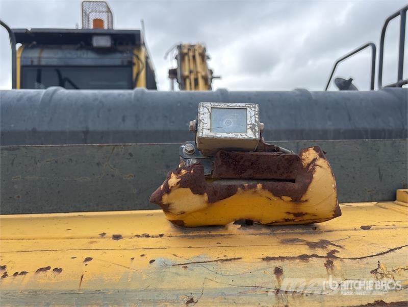 Komatsu PC220LC-8 Tracked Excavator Crawler excavators