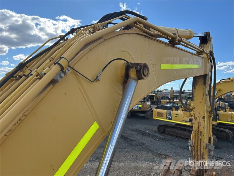 Komatsu PC300LC-8M0 Tracked Excavator Roomikekskavaatorid