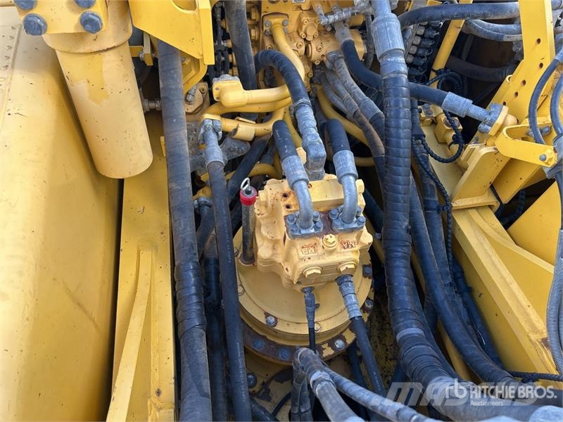 Komatsu PC300LC-8M0 Tracked Excavator Lánctalpas kotrók