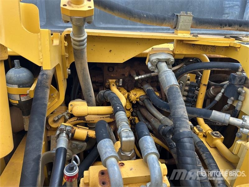 Komatsu PC300LC-8M0 Tracked Excavator Roomikekskavaatorid